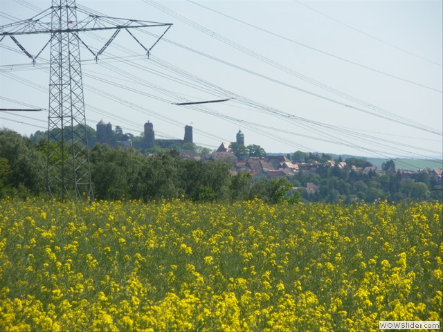 Burg Stolpen mit Rapsblüte